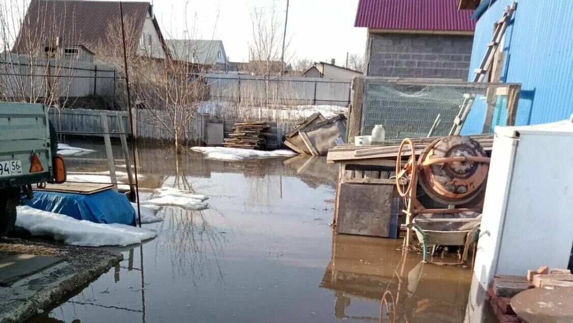 Какие районы затопило в оренбургской. Затопило дом. Потоп фото. Дом подтопило. Наводнение в Оренбурге.