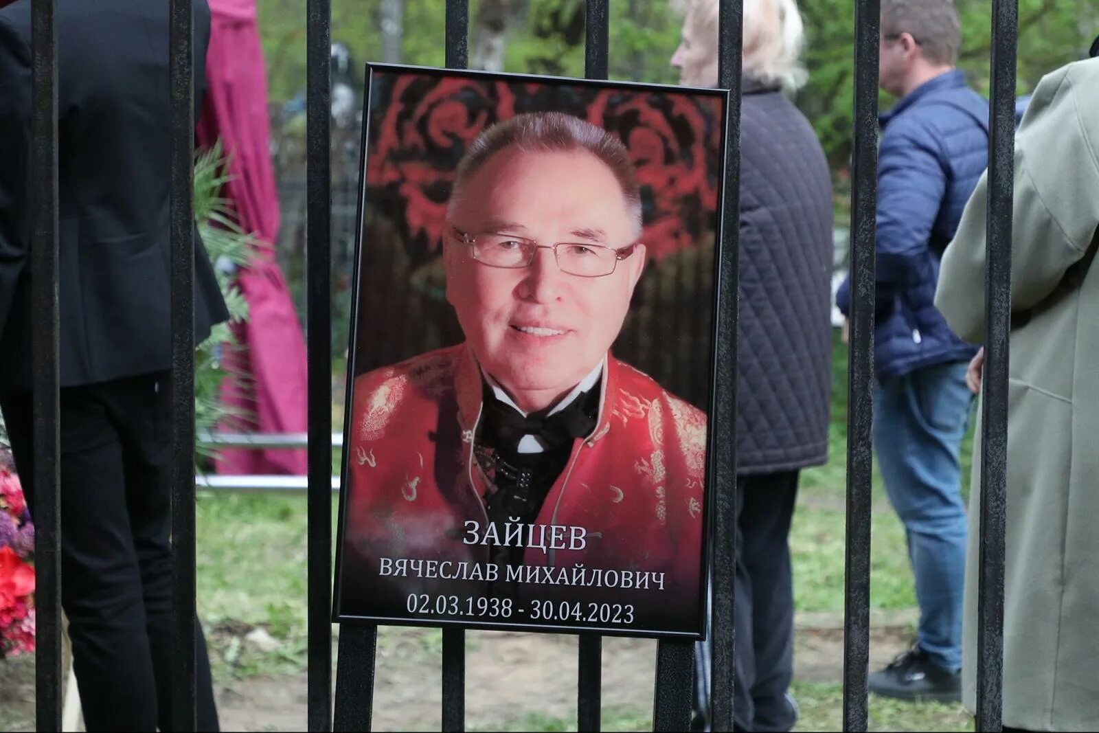 Зайцев похоронен. Где похоронен Зайцев модельер. Зайцев похоронен модельер. Могила Зайцева модельера зимой.