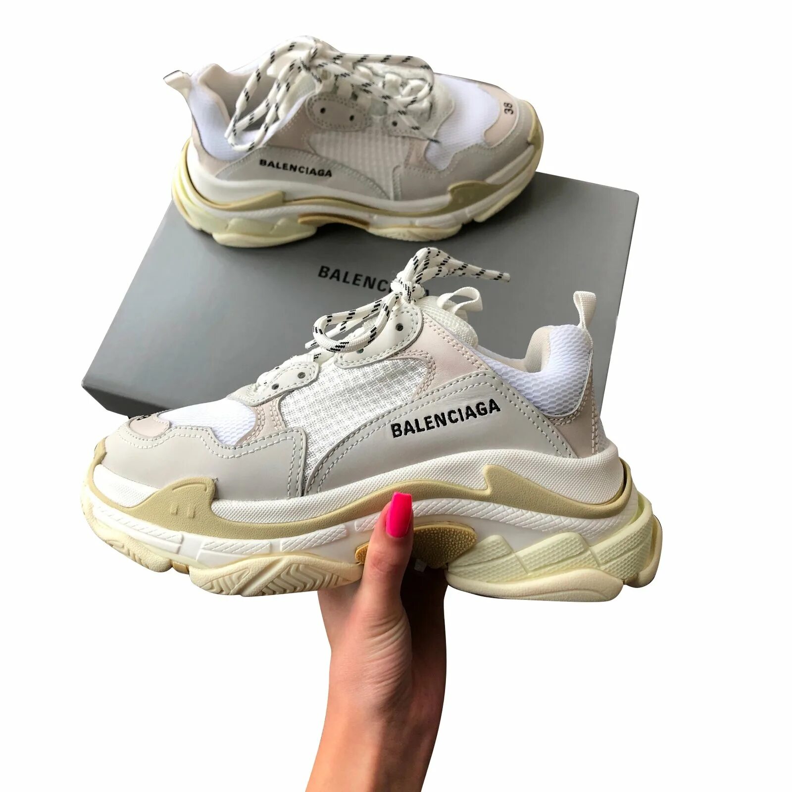 Новые кроссовки баленсиага. Баленсиага трипл s. Balenciaga Triple s White. Баленсиага 3 плс. Баленсиага грязные кроссовки.