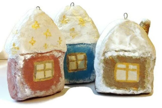 Домик из ваты на елку. Как сделать домик из ваты. Новогодний домик поделка. Рождественские домики из ваты. Новогодний домик диорама.