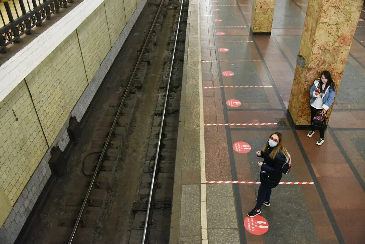 Метро сделали русские. Разметка в метро. Эскалатор в метро разметка. Дистанция в метро. Разметка метро Москва.