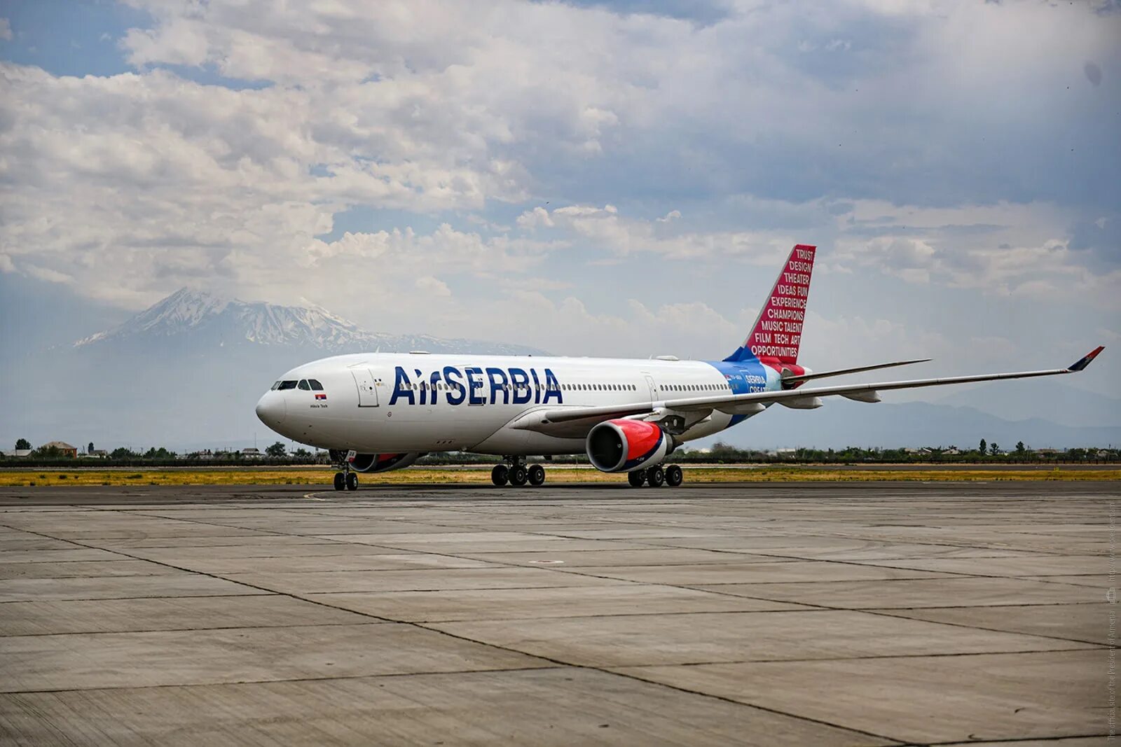 Ереван air. АИР Сербия самолеты. A330 Air Serbia. Самолет президента Сербии. Президентский самолет Армении.