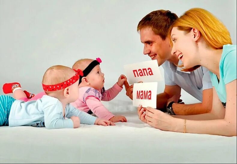 Как ребенка научить говорить в 3 года. Первые слова ребенка. речь ребенка. взрослый учит ребенка говорить. ребенок говорит.