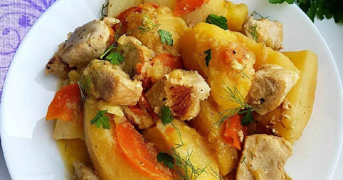 Тушеная картошка с курицей. Ртош4а тушеная с курицей. Картофель тушеный с курицей. Картошка с куриным филе на сковороде.