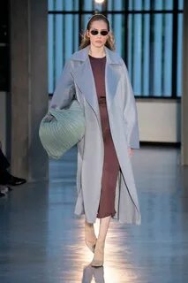 Показ max mara