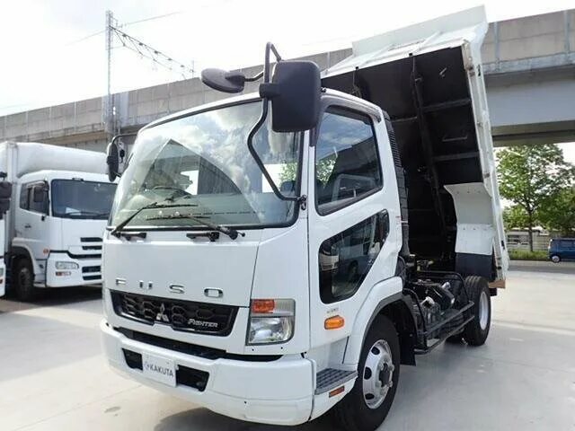 Кабина mitsubishi fuso fighter. Мицубиси файтер. Мицубиси файтер. Мицубиси фусо файтер 1995. Мицубиси файтер.