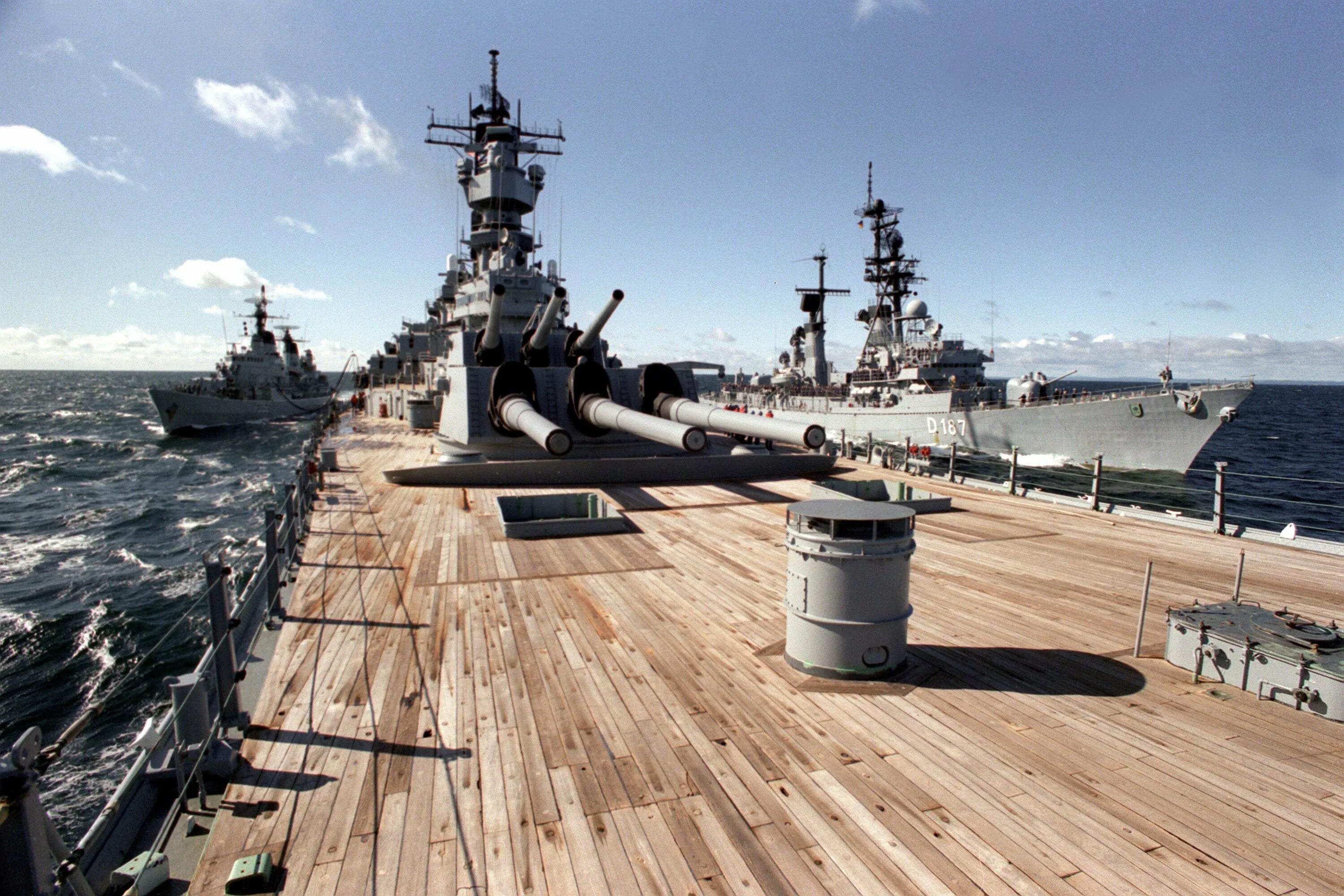 Скопище военных кораблей. Линкор Айова. USS Iowa BB-61. Iowa линкор. Линкор USS Iowa (BB-61).