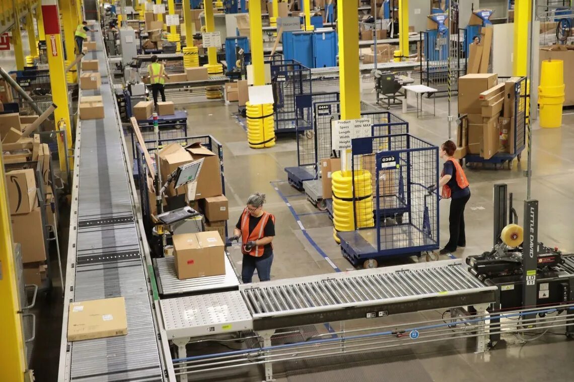 Amazon продавать. Склад amazon. фабрика амазон. амазон вроцлав. склад амазон упаковщик.