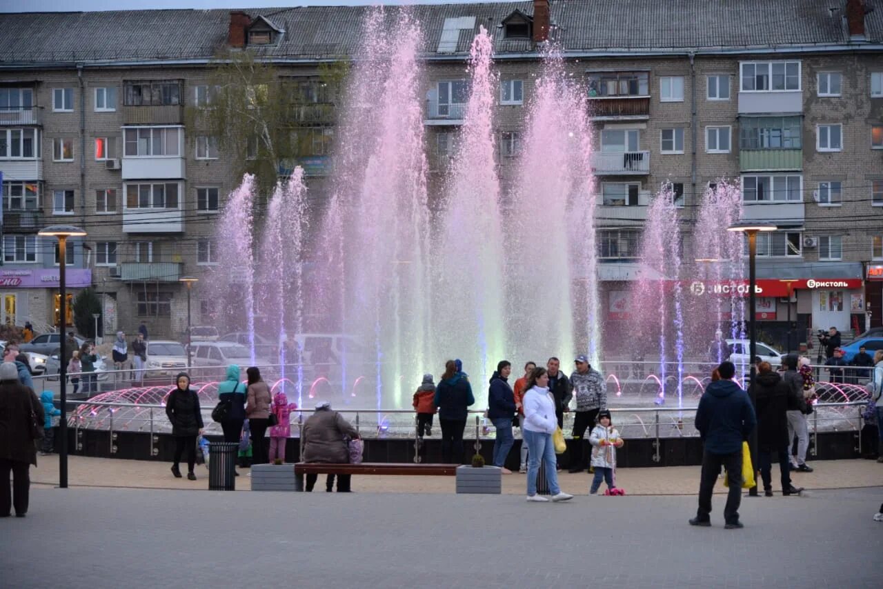 Фонтан Торнадо Дзержинск. Фонтан Торнадо в Дзержинске Нижегородской области. Дзержинск парк фонтан. Дзержинск Меркурий фонтан. Погода дзержинск нижегородская по часам