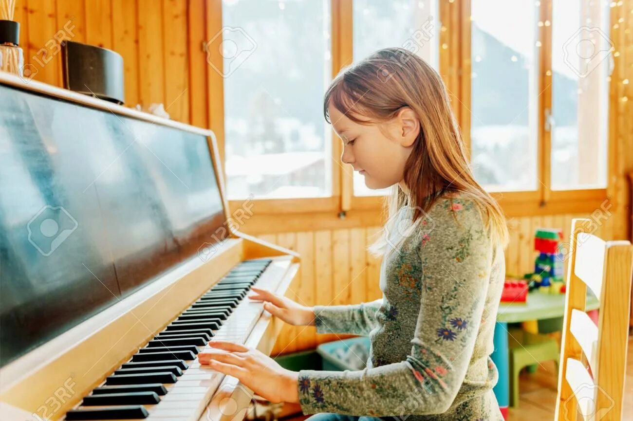 Look she playing the piano