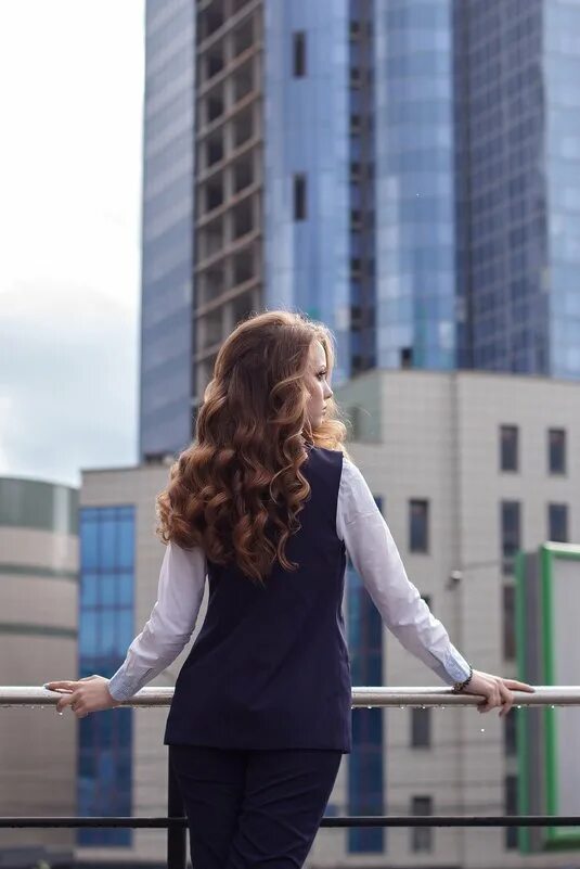 Женщина на фоне города. Девушка на фоне мегаполиса. Девушка в синем костюме на фоне города обои. Девушки мегаполиса. Картинки красивые мегаполис и девушки.