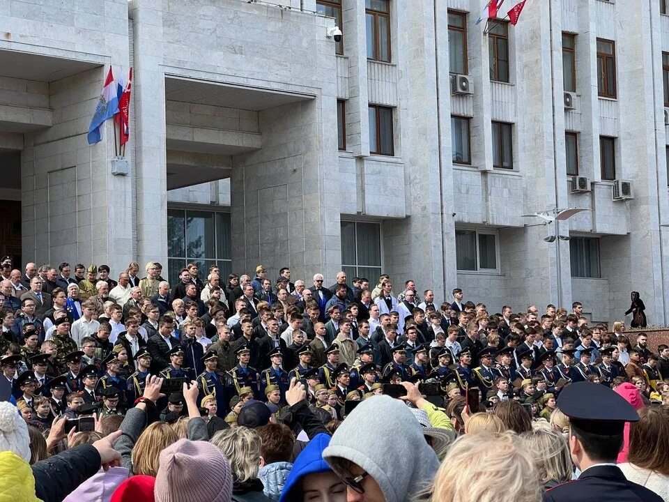 9 мая хор. Концерт на площади куйбышева 9 мая 2025. хор на площади славы. 9 мая белый дом. день победы самара.