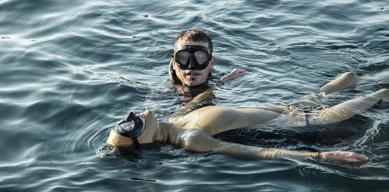 Девушка под водой. Ныряльщик картина. Художественное погружение. Под водой. Художественное погружение.