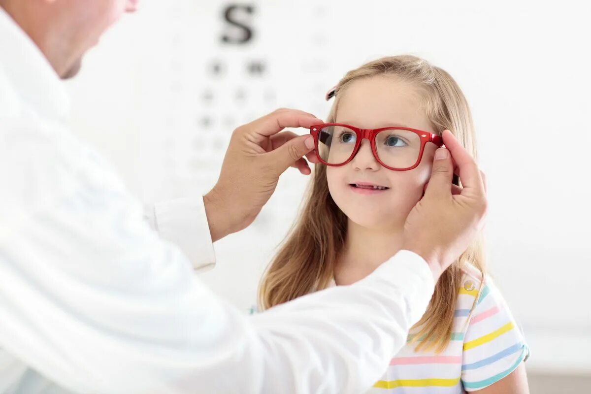 Очки офтальмолога. Очки для школьников для зрения. Очки для зрения детские девочке. Дети в очках для зрения.