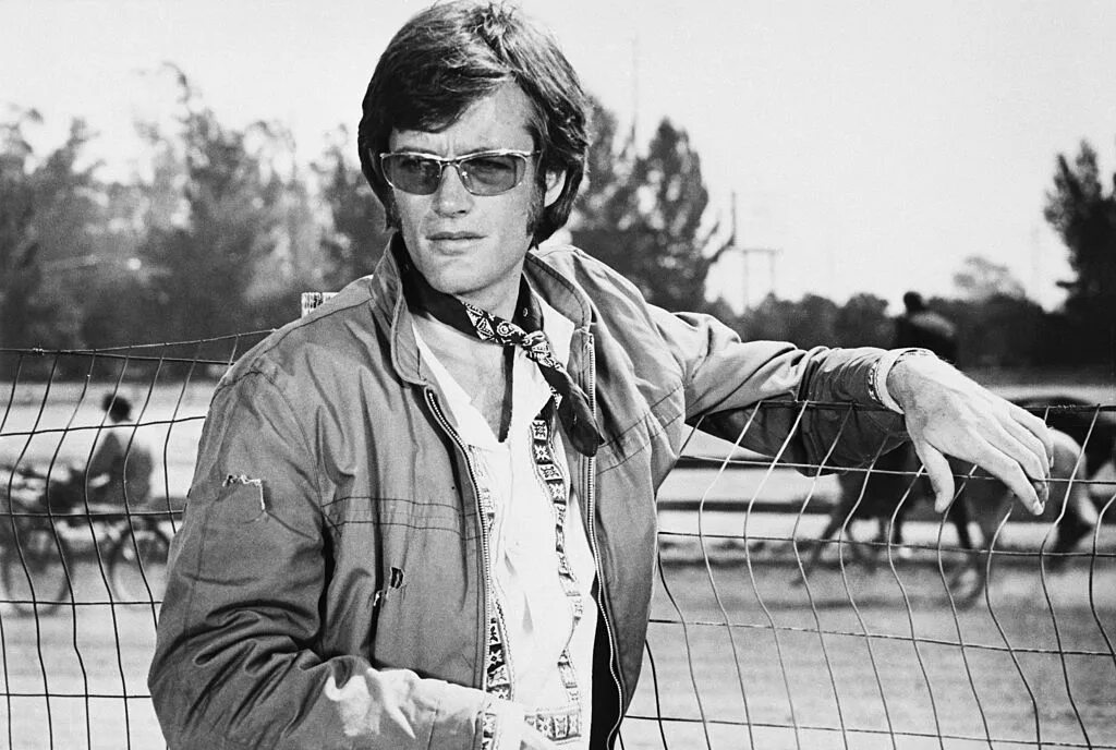 Мужчины 70 х годов. Peter Fonda очки. Питер фонда 1970. Питер фонда молодой. Джордж Харрисон 1970.