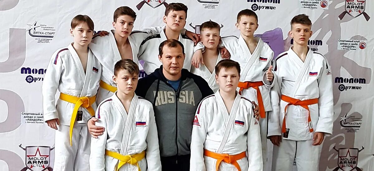 Клан 15 кирово чепецк. Футбольное поле. Лермонтова 13 кирово-чепецк. Герб кирово-чепецка. Футбольное поле.