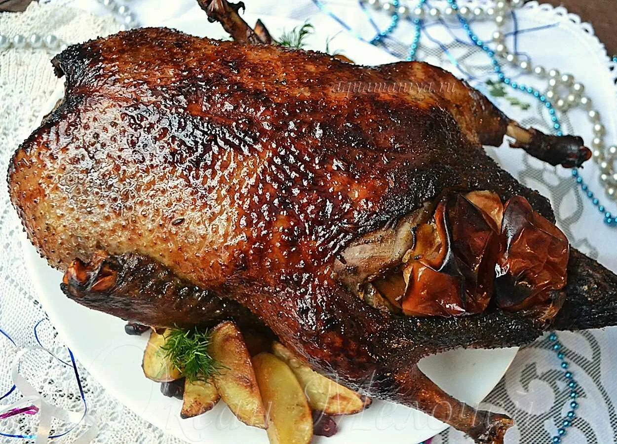 Рецепт гуся в духовке целиком от ивлева. Запеченный гусь. гусь запеченный в духовке. гусь в духовке целиком. гусь в духовке целиком с хрустящей корочкой.