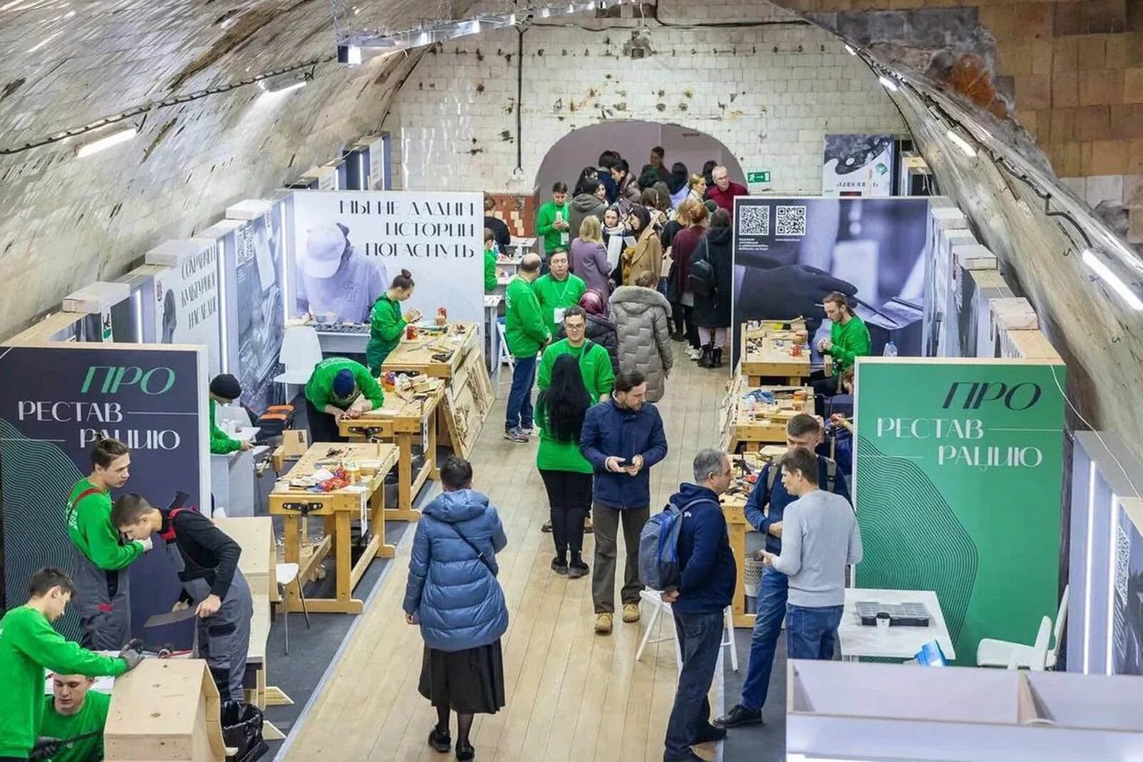 Ритейл презентация нового товара продавцом. Result moscow. Туристы в москве. Выставка конференция. Импортозамещение в реставрации винзавод в москве.