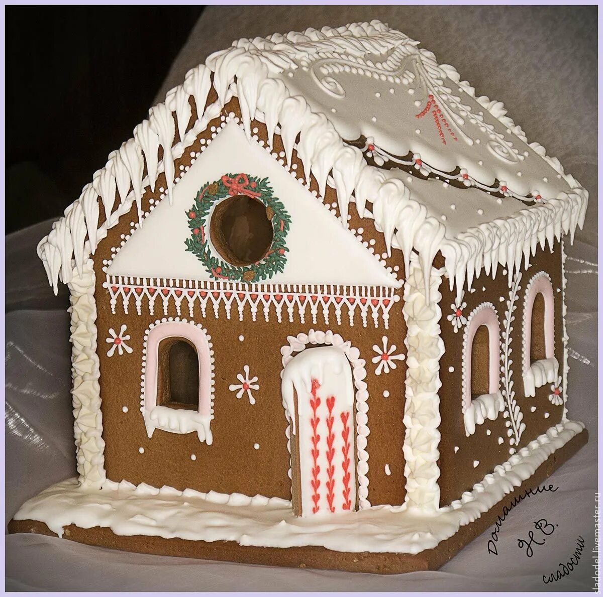 Печеный дом. Рождественский Пряничный домик. Расписные Пряничные домики. Рождественский имбирный домик.