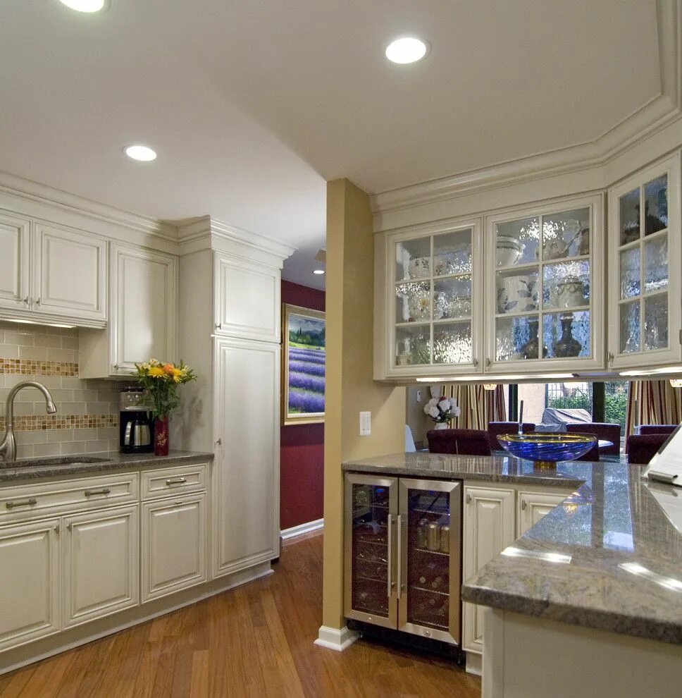 красивая кухня в доме. стеклянный шкаф на кухне. кухня со стеклянными дверями. кухонный шкаф со стеклом. кухня со стеклянными дверями.