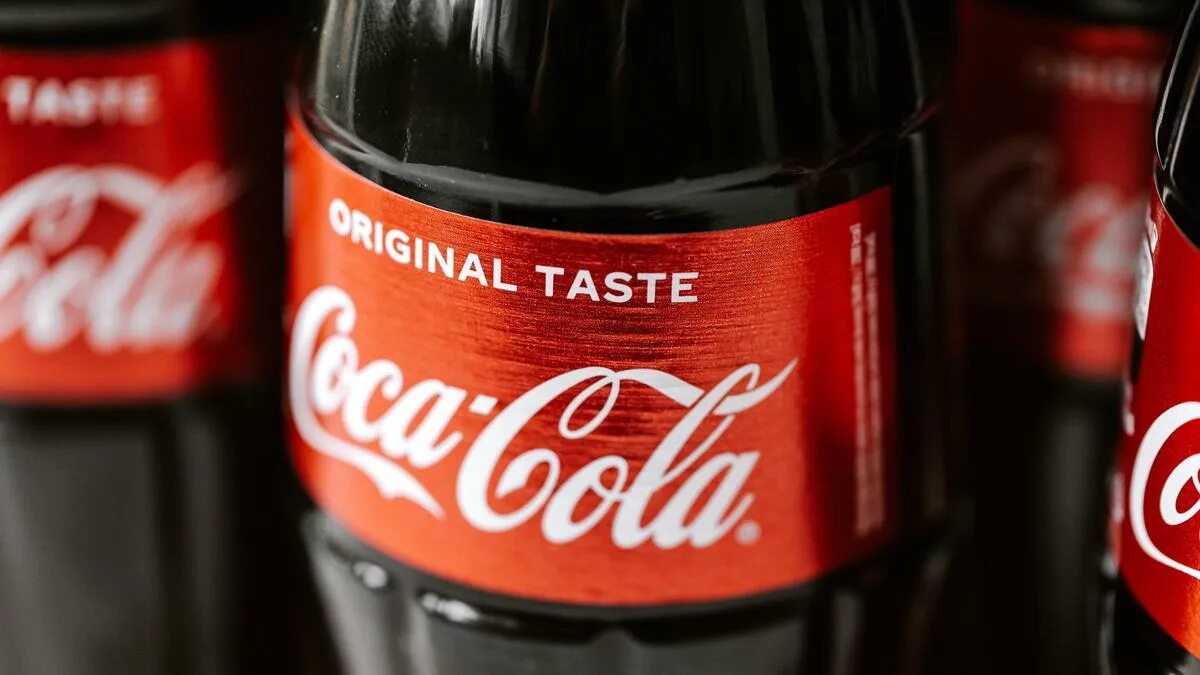 Напиток coca-cola 330мл. Банка кока колы. Кока кола логотип. Кола. 5.