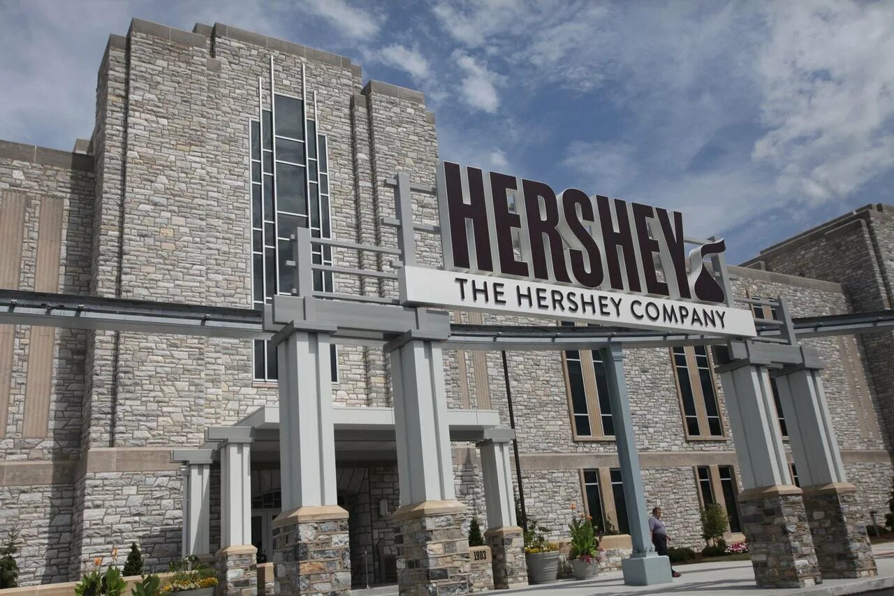 The hershey company. Компания Hershey. Херши США. Hershey’s Factory. Милтон Херши фабрика.