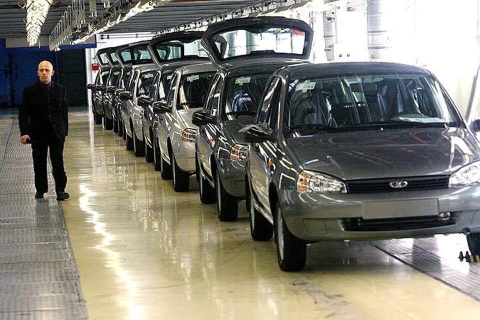 Конвейер автоваза 2022. Нива 4х4 завод. Российский автопром. Авто российского производства. Легковые автомобили отечественного производства.