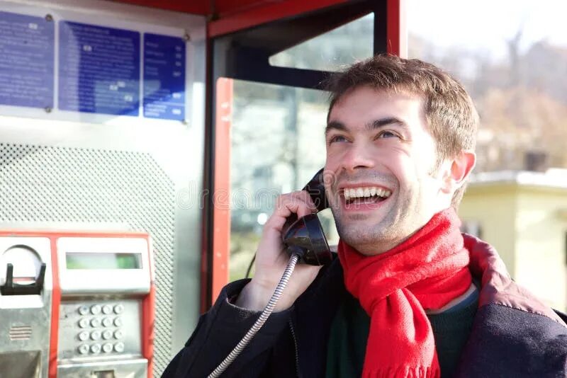 Мужчина в будке. Мужчина в будке. Телефонная будка. Мужчина в будке. Мужчина в телефонной будке.