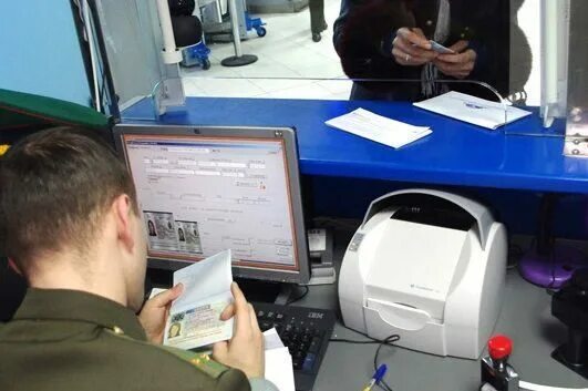 Как проходит контроль на границе. Паспортный контроль на границе. пограничный контроль в аэропорту. пограничный контроль на границе. компьютеры в аэропорту.