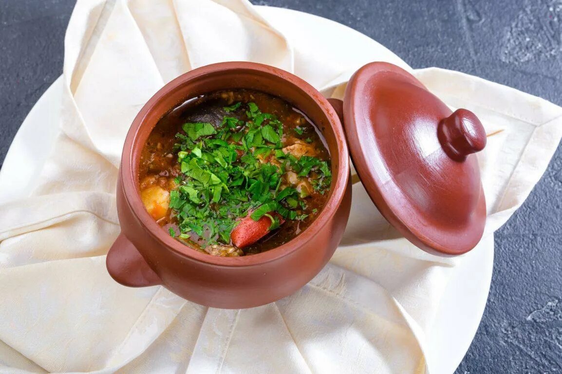 Грузинская кухня чанахи. Жаркое из баранины в горшочках. Жаркое в горшочках в ресторане. Горшочек ресторан. Грузинское чанахи.