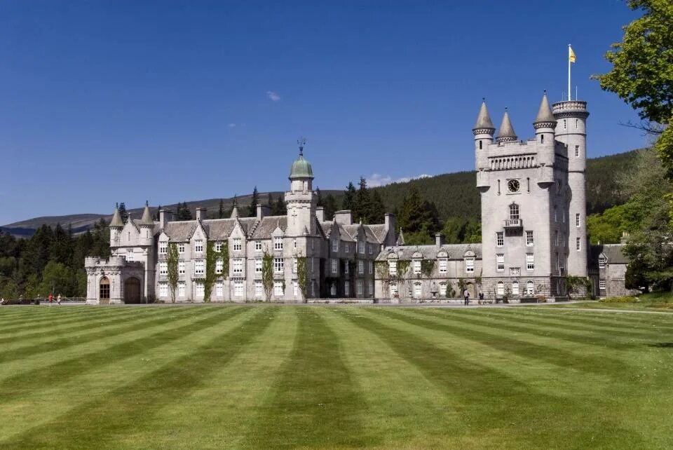 Резиденция королевской семьи. Королевский замок Балморал в Шотландии. Балморал резиденция королевы. Замок Балморал Шотландия внутри.