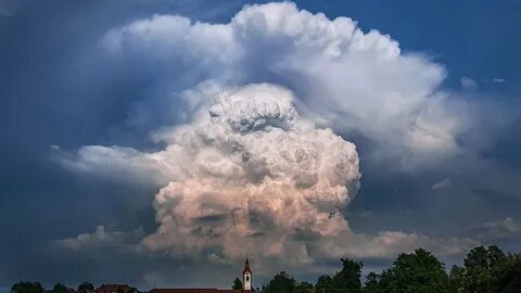 Мощно кучево дождевые облака