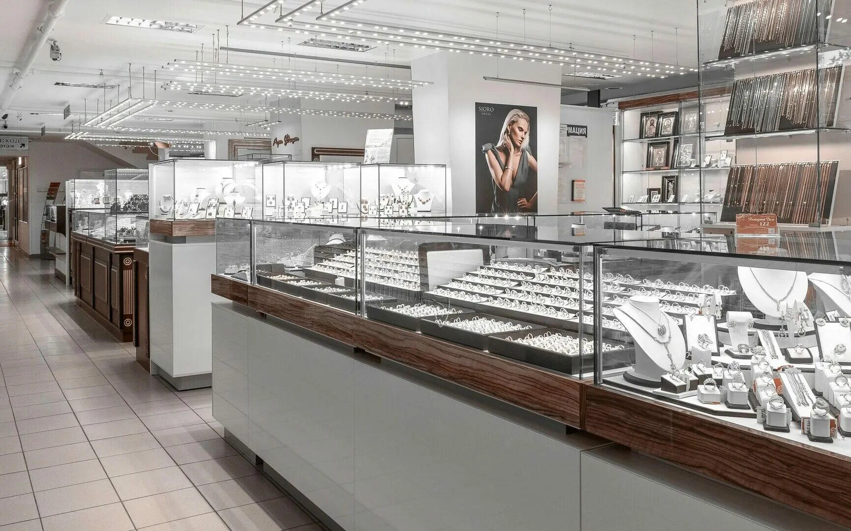 Ювелирка тц. Ювелирный центр голден гросс, москва. Витрина ювелирного магазина в торговом центре. Витрина ювелирного магазина. Тц голден гросс курская.