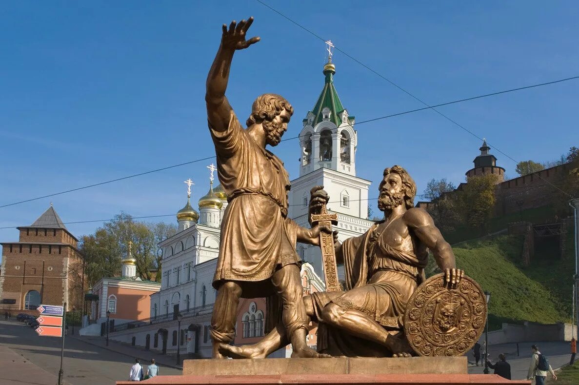 Статуи нижний новгород. Улица рождественская нижний новгород памятники. Скульптура чистильщик обуви нижний новгород. Памятник петру в нижнем новгороде. Памятники в нижегородском кремле.