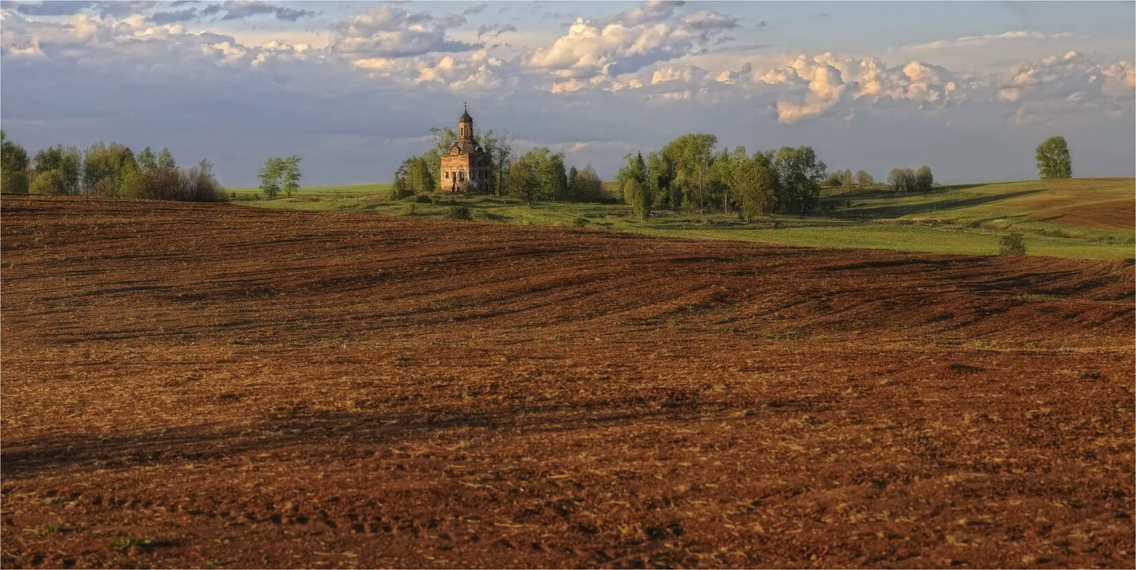 Пашня весной. Русское вспаханное поле