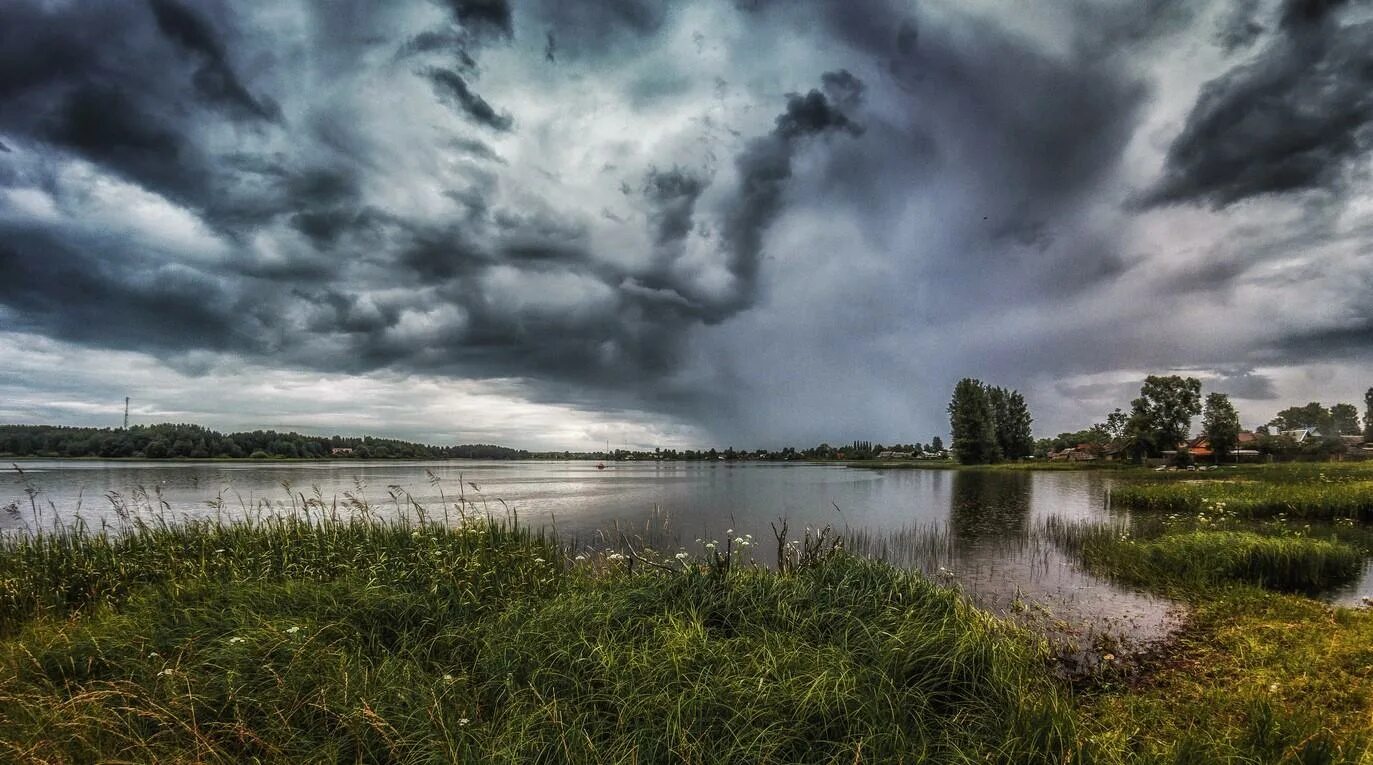 Река перед грозой. Гроза на реке. Облака перед грозой. Пасмурное лето.