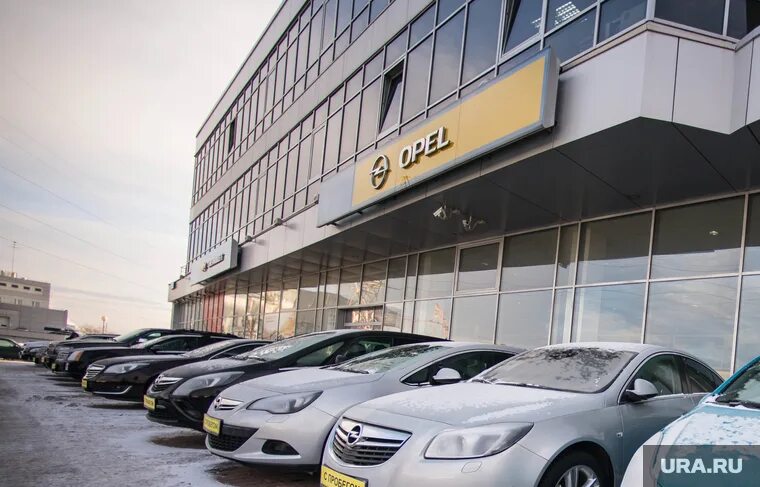 Опель астра 2013г. Опель екб. Автосалон автолидер. Opel astra gtc 2012 желтый. Опель екатеринбург официальный дилер.