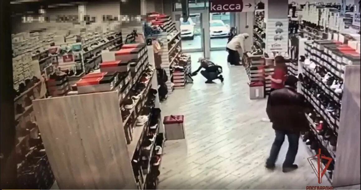 Пацан украл кроссовки в бразилии. Кража кроссовок. мальчика наказали за кражу кроссовок. чел своровал кроссовки в бразилии. школьника убили за кражу кроссовок.