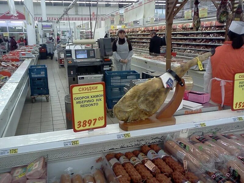 Рынок хамона. Магазин хамона. Дом хамона москва. Хамон в магазине. Испания рынок в барселоне хамон.