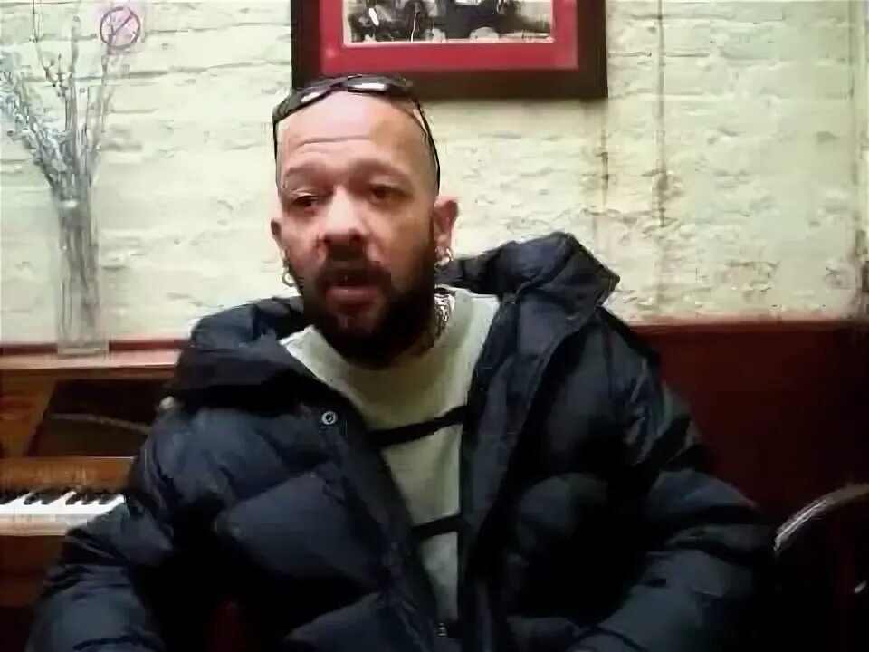 Джон борн генеральный директор. John born. Джон гудман актер. Мультяшка с дредами. John born.