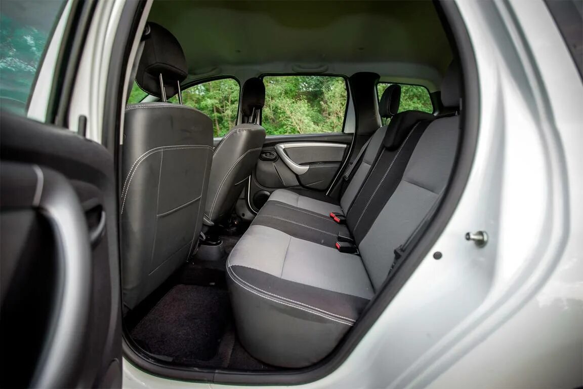 Рено дастер третий ряд сидений. Заднее сиденье рено дастер. Рено дастер 2013 сиденья. Раскладывание переднего кресла renault duster 2. Рено дастер 2012 года сиденья.