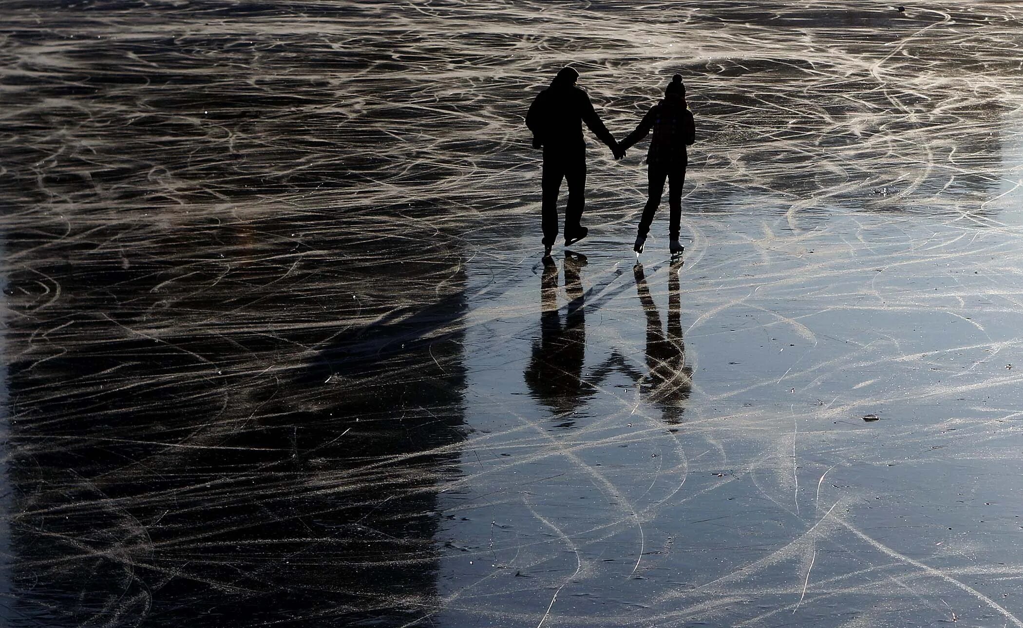 Романтика на льду. Пара на льду. Двое на льду. Влюбленные пары и лед. Песня за тобой пойду по тонкому льду