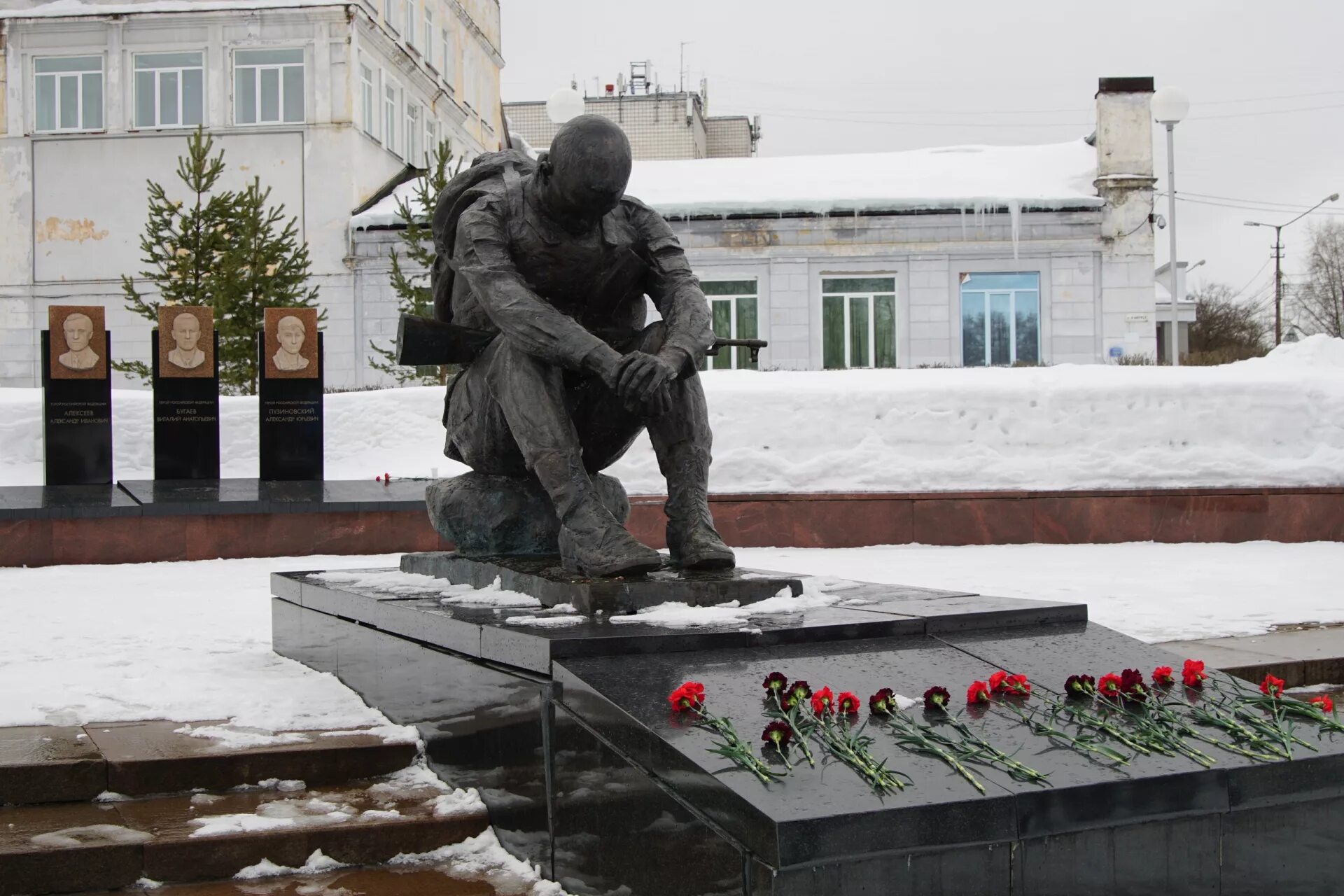 Памятник устал. Мемориал вечный огонь Сыктывкар. Мемориальный комплекс Вечная Слава Сыктывкар. Памятник Вечная Слава Сыктывкар. Памятник воину интернационалисту в Сыктывкаре.