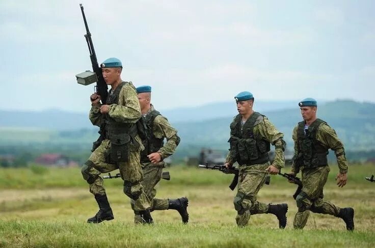 Десант телефон. Пехотные войска ВДВ. Учения ВДВ. Десантники в бою. Воздушно-десантные войска учения.