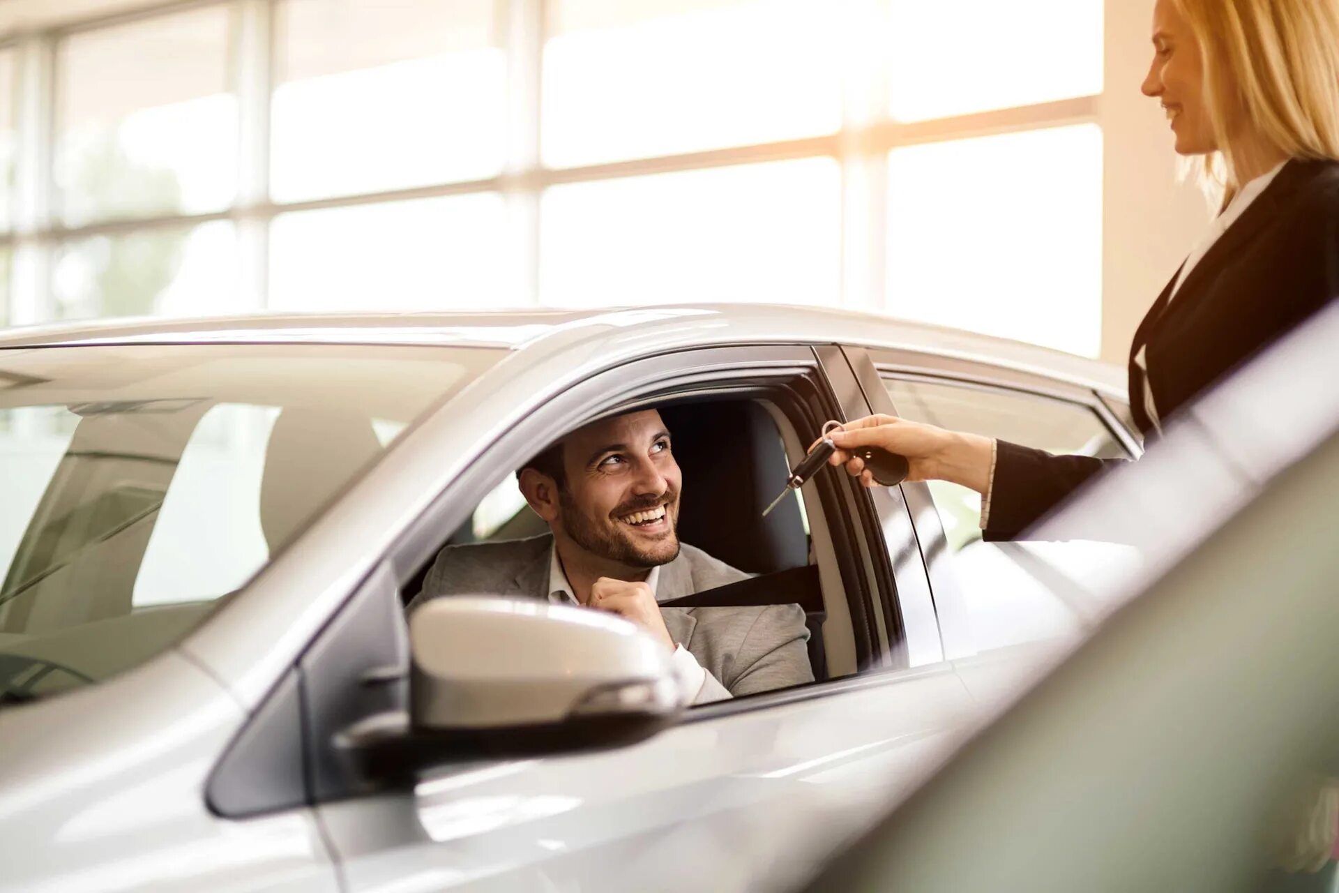 How choose a car. Автокредитование. женщина привезла авто в сервис. what you need to consider before buying a car. человек держит машину.