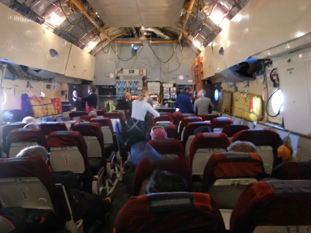 Ил-76 пассажирский. Пассажиры ил 76. Шасси ил 76. Пассажиры ил 76. Самолет ил 76тд алроса.