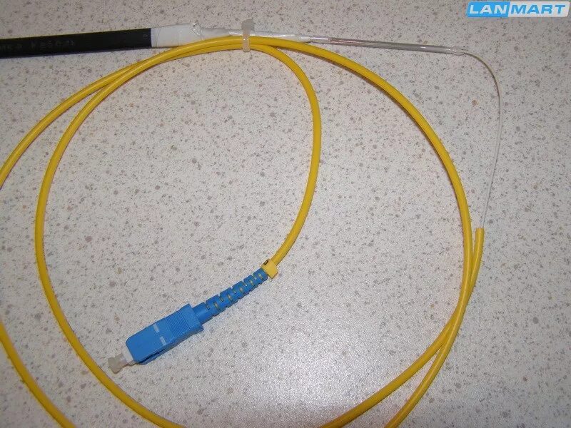 Соединение оптического кабеля. Оптоволоконный кабель 32-rc200. Волоконно-оптический кабель с коннектором bf4mc. Соединитель оптоволоконного кабеля без сварки. Как соединить оптико волоконный кабель.
