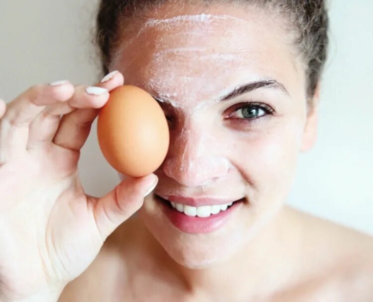 Man face egg. Маска от морщин. Маска для лица с яйцом. Маска из яйца для лица от морщин. Маска от морщин вокруг глаз с яйцом.