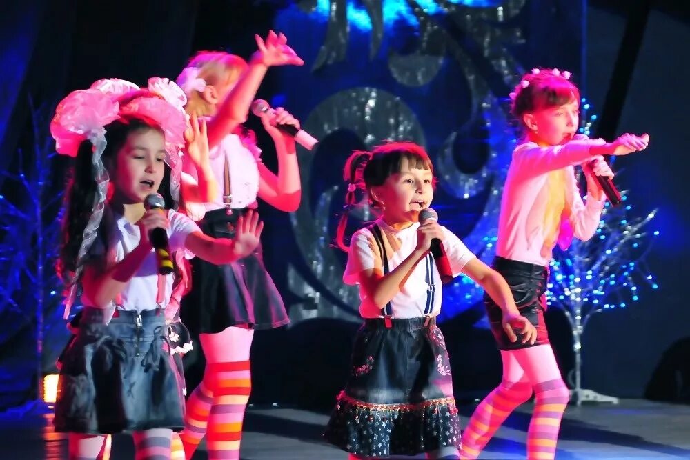 Группа дети концерт. Детские сценические костюмы. Детский вокальный коллектив. Сценические образы для детей. Детские вокальные коллективы.