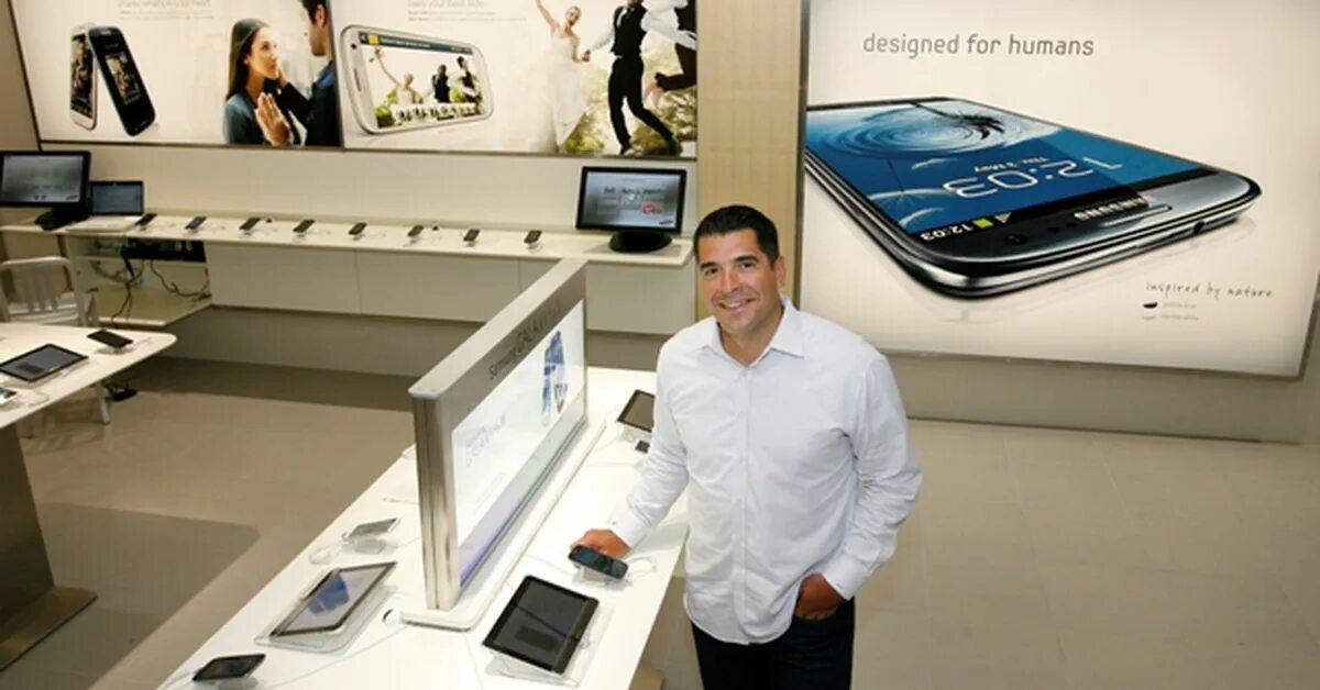 Samsung open source. Работники самсунг. samsung продавец. самсунг магазин. сотрудник эпл самсунг.